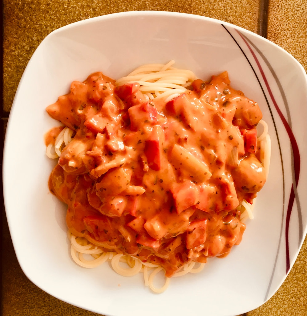 Grillwursttopf mit Paprika auf Spaghetti
